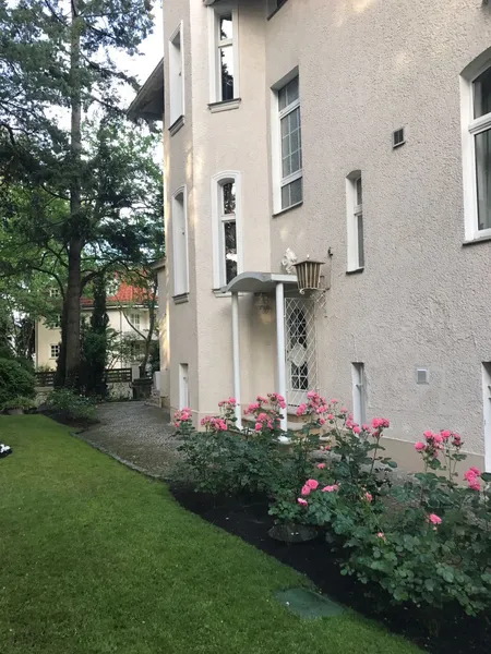 Liebevoll sanierte 2-Zimmer-Wohnung mit Terrasse und Gartennutzung in Zehlendorf! — photo 1